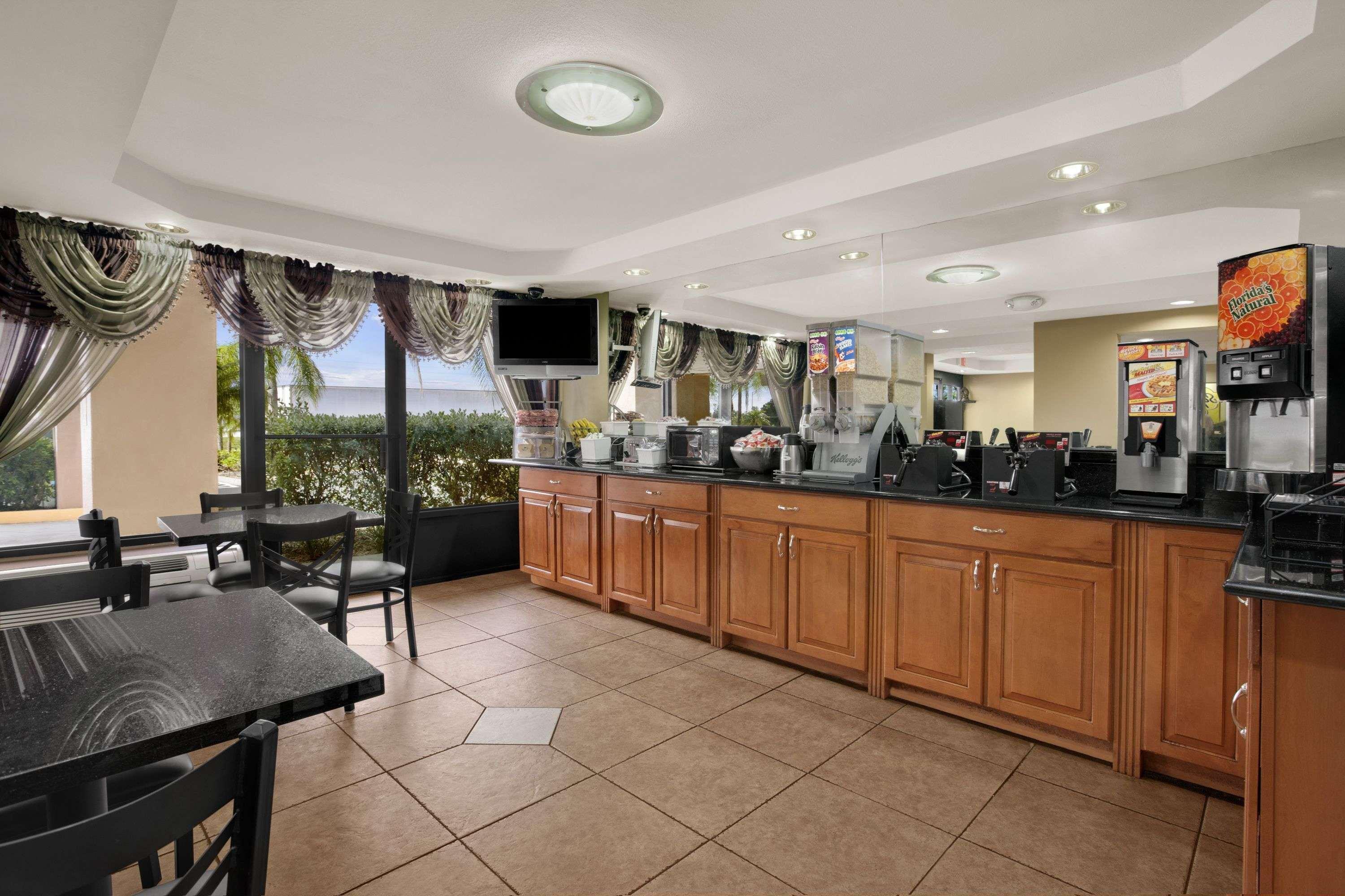 Super 8 By Wyndham Fort Myers Eksteriør billede