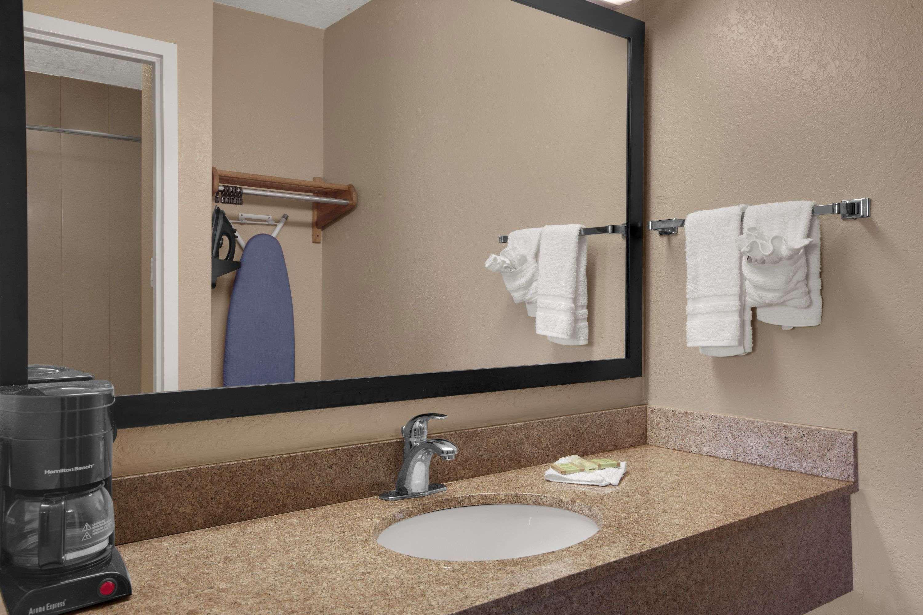 Super 8 By Wyndham Fort Myers Eksteriør billede