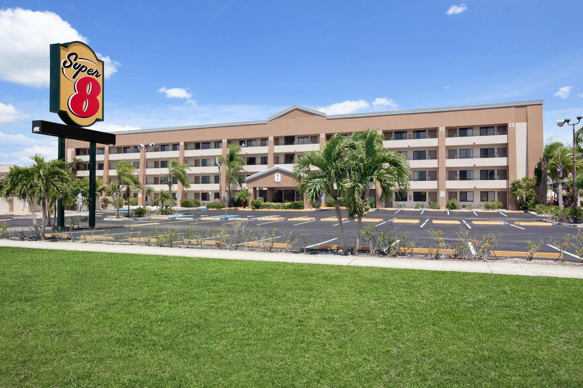 Super 8 By Wyndham Fort Myers Eksteriør billede