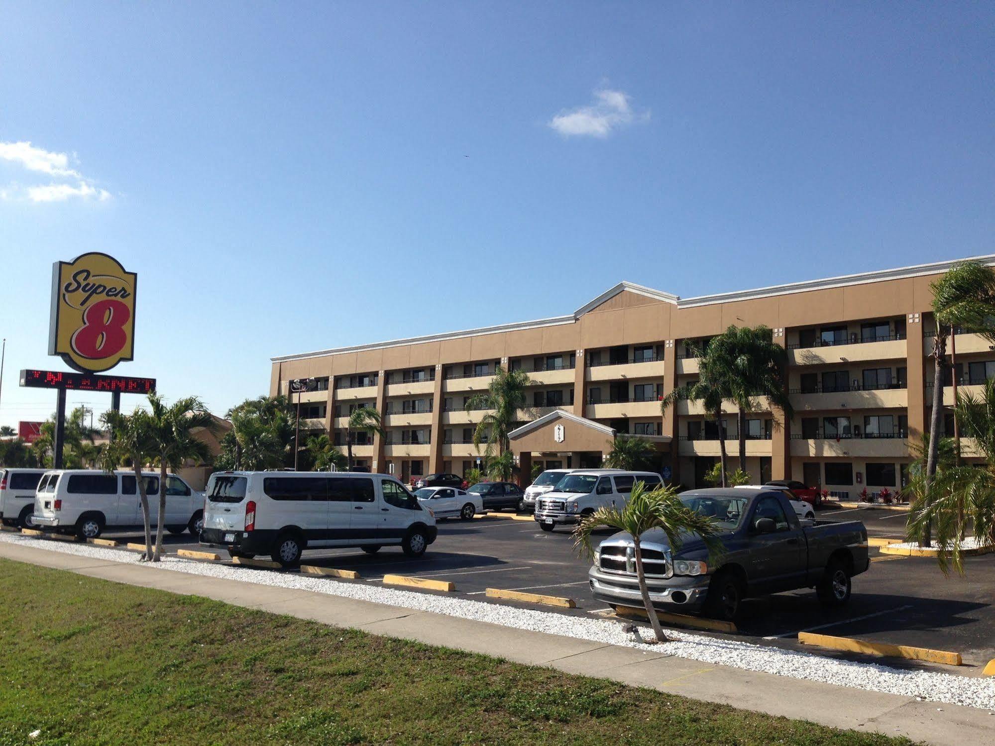 Super 8 By Wyndham Fort Myers Eksteriør billede