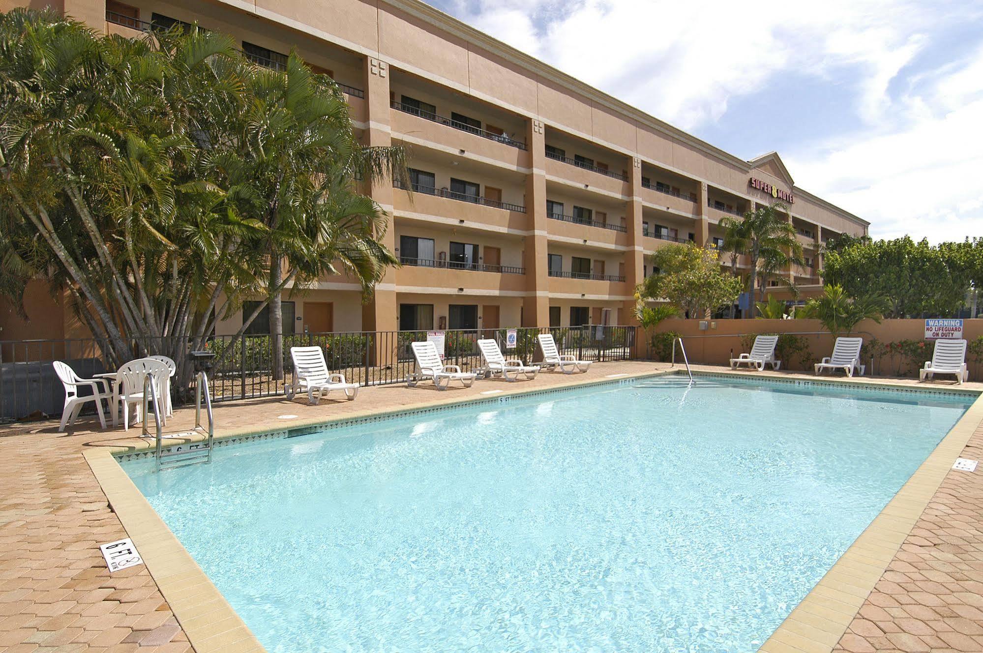 Super 8 By Wyndham Fort Myers Eksteriør billede
