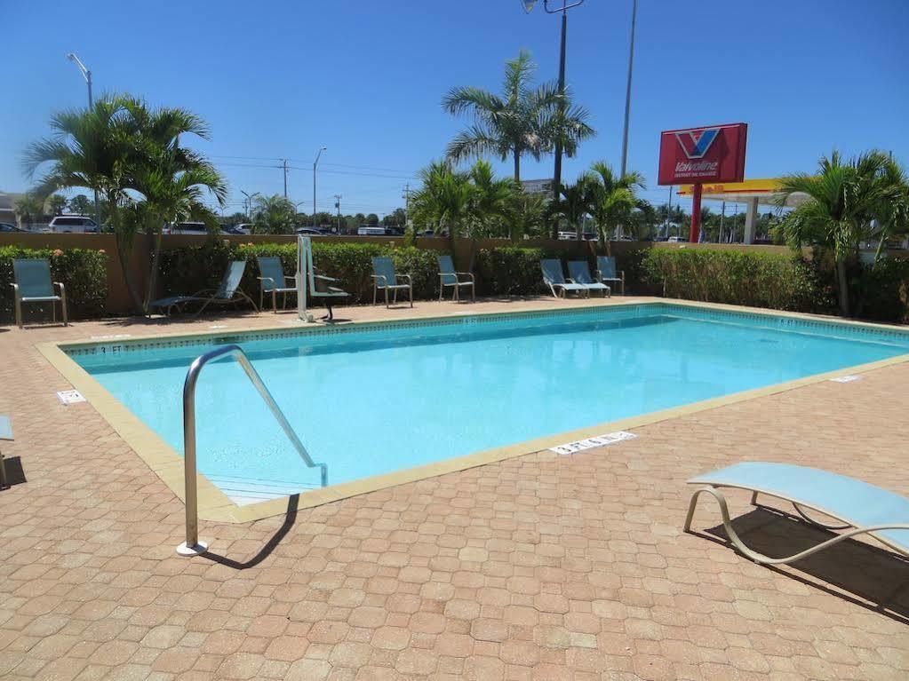 Super 8 By Wyndham Fort Myers Eksteriør billede