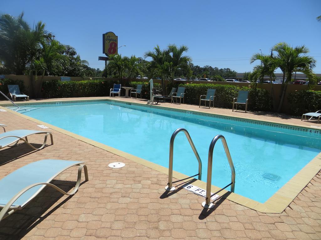 Super 8 By Wyndham Fort Myers Eksteriør billede