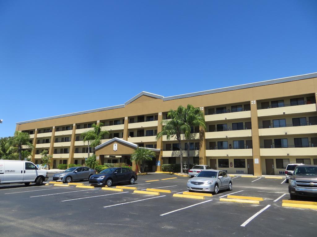 Super 8 By Wyndham Fort Myers Eksteriør billede